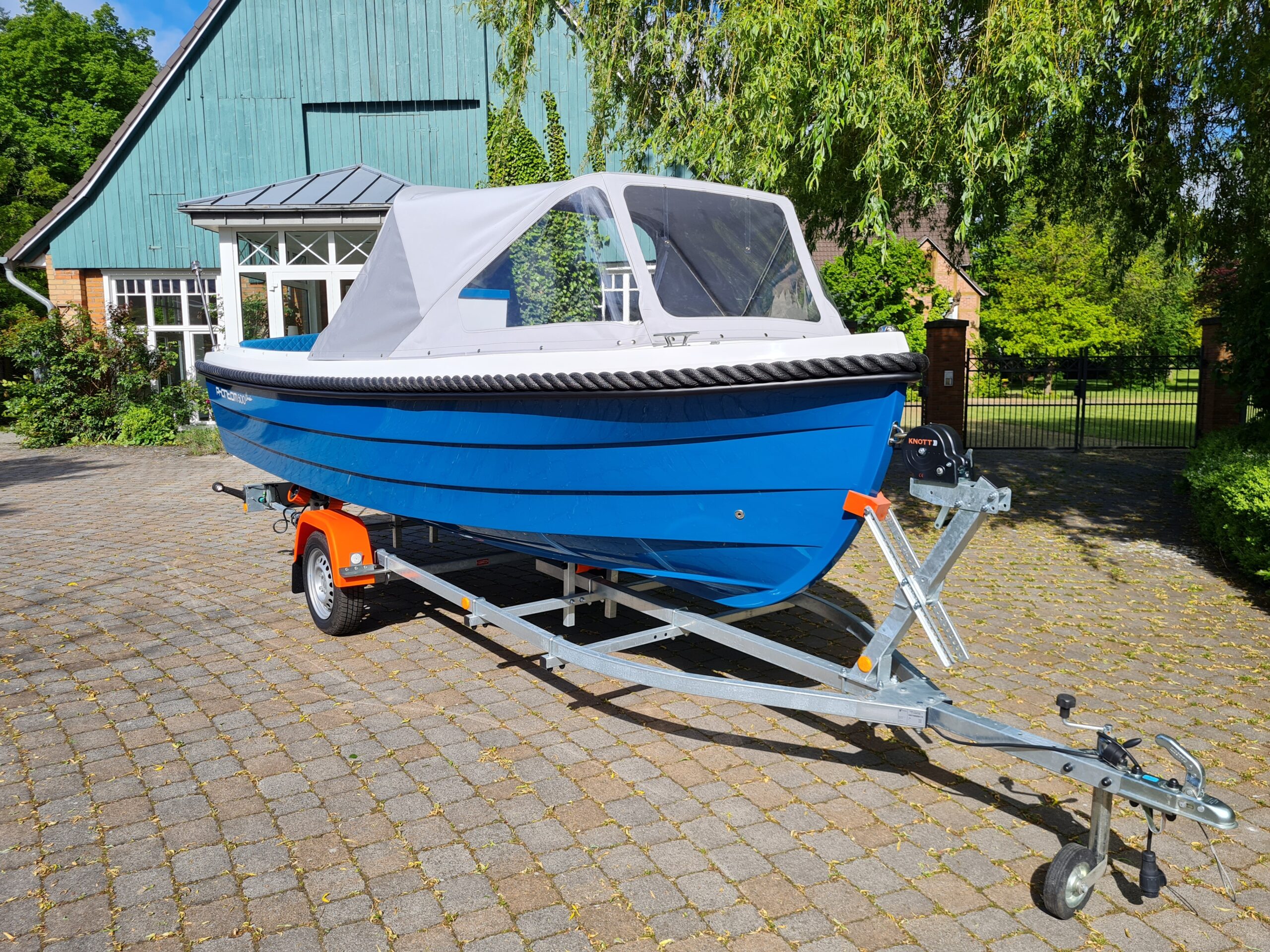 Phantom 500 Classic Motorboot in der Sonderlackierung Azurblau mit grauer Sprayhood. Motorboot mit Elektroantrieb. Frontansicht