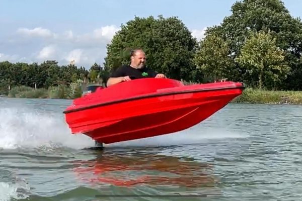 Phantom 300 Speed im Wasser