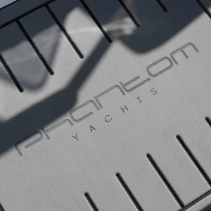 Phantom-535-Cabin-Motorboot-PH28_grau_rot_B13