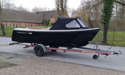 Motorboot Phantom 535 Classic in der Rumpffarbe schwarz. Polsterfarbe beige. Klinkerrumpf. Sportboot mit Sprayhood und Anschlussplane. Neuboot