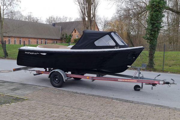 Motorboot Phantom 535 Classic in der Rumpffarbe schwarz. Polsterfarbe beige. Klinkerrumpf. Sportboot mit Sprayhood und Anschlussplane. Neuboot