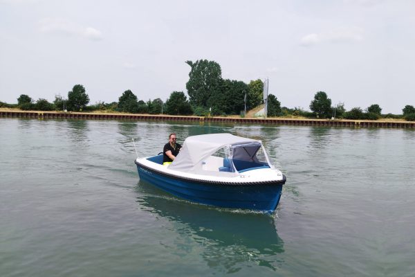 phantom-500-classic-motorboot-elektroantrieb-azurblau-18