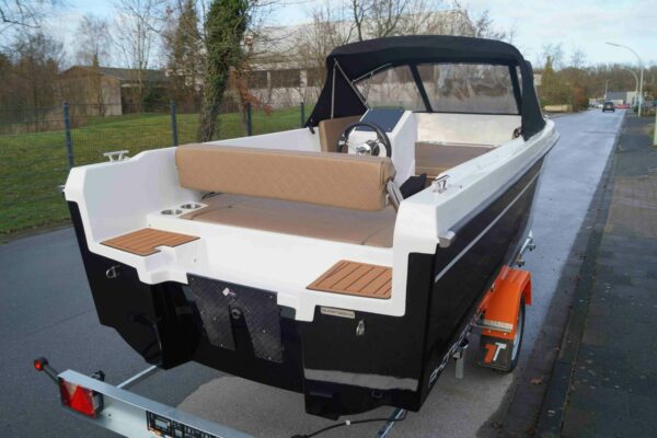 phantom-500-exclusive_motorboot_schwarz-beige_2